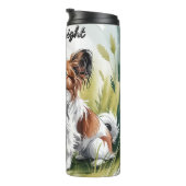 Bouteilles Isothermes Un chien papillon en haute herbe (Tourné sur la droite)