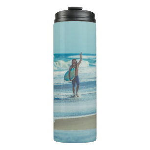 Bouteilles Isothermes Un homme transportant du surf à la plage