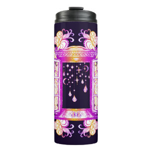 Bouteilles Isothermes Une fenêtre vintage ouverte avec pendentifs contre