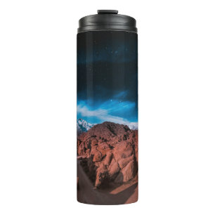 BOUTEILLES ISOTHERMES VOITURE NOIRE PRÈS DES FORMATIONS DE ROCHE