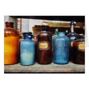 Bouteilles orange, Brown et bleue de produits chim