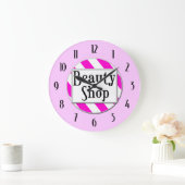 Boutique de beauté rose blanc rétro horloge murale (Maison)