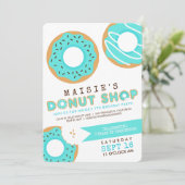 Boutique de beignes bleues Invitation de fête d'an (Debout devant)