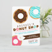 Boutique Donut Invitation de fête d'anniversaire (Debout devant)