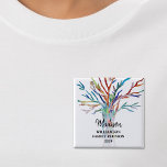 Bouton Balise Nom personnalisé de l'arbre de famil<br><div class="desc">Cette étiquette de famille de réunion est décorée d'un arbre généalogique en mosaïque colorée. Facile à personnaliser avec votre nom de famille. Utilisez l'option Personnaliser supplémentaire pour modifier la taille, le style ou la couleur du texte si vous le souhaitez. Fera un grand souvenir après l'événement. Parce que nous créons...</div>