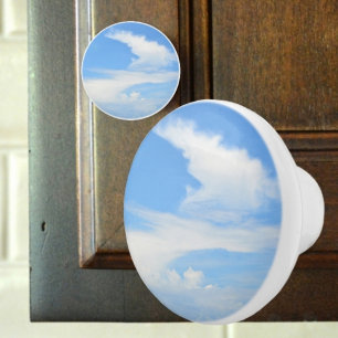 Bouton De Porte En Céramique Bleu ciel et blanc partiellement nuageux avec une