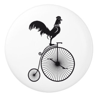 Bouton De Porte En Céramique Coq se reposant sur un vélo vintage