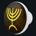 Bouton De Porte En Céramique Flamme de Menorah<br><div class="desc">Un rendu numérique brun et or de la menorah juive à sept branches (hébreu : מְ נ וֹ רָ ). La menorah à sept branches, utilisée dans le sanctuaire portatif mis en place par Moïse dans le désert et plus tard dans le Temple de Jérusalem, est un symbole du judaïsme...</div>