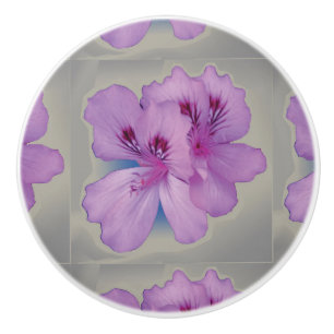 Bouton De Porte En Céramique Fleur pourpre sur le bouton en céramique de