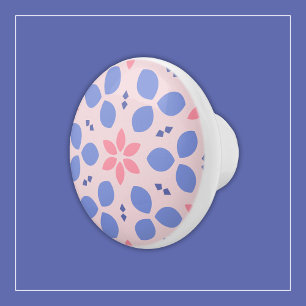 Bouton De Porte En Céramique Fleurs roses vives et bleu sur la moisissure moite