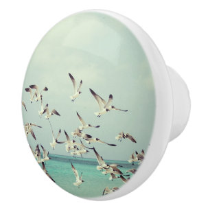 Bouton De Porte En Céramique Foule de mouettes volantes au-dessus de l'océan