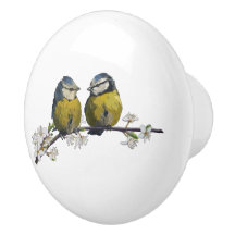 Lovebirds assis sur une branche de fleurs de ceris