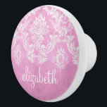 Bouton De Porte En Céramique Pastel rose Vintage Damask motif Grungy Finition<br><div class="desc">Un motif vintage avec tableau de bord et dentelle. Regardez de près les fleurs et les feuilles.Un design tendance avec les couleurs de bijoux et l'élégance. Les éléments sont plus faciles à customiser lorsque vous remplacez tout le texte et les photos en premier. Si votre art doit encore être ajusté,...</div>