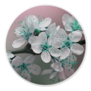 BOUTON DE PORTE EN CÉRAMIQUE PETITES FLEURS BLANCHES ET BLEU VERT SUR UN