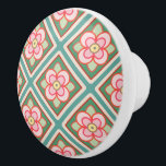 Bouton De Porte En Céramique Pink Floral Trellis Vintage Flower<br><div class="desc">Ce joli bouton motif en treillis fleuri est fait dans les tons rose, vert et turquoise et s'inspire des motifs vintages de vitraux victoriens. Le design en treillis imbriqué forme des formes diamant avec des fleurs roses mignonnes au milieu de chacune. Cette motif sans couture est parfaite pour tous ceux...</div>