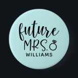 Bouton Futur Parti Mme Bachelorette<br><div class="desc">Célébrez votre prochain mariage avec ce bouton "Futur Madame" qui affiche votre nom de famille.</div>