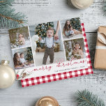 Bouton rustique | Carte de collage photo de vacanc<br><div class="desc">Partagez vos salutations de vacances avec ces cartes photo rustiques chic de Noël avec cinq photos préférées dans une mise en page collage (4 carré et un portrait/vertical). "Joyeux Noël" apparaît le long du bas dans la typographie en écriture manuscrite, accentuée de cônes de pin, de baies et de fleurs...</div>