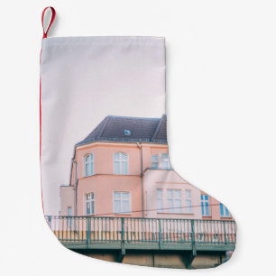 BOUW VAN SINAASAPPEL- EN WITTE CONCRETEN KLEINE KERSTSOK