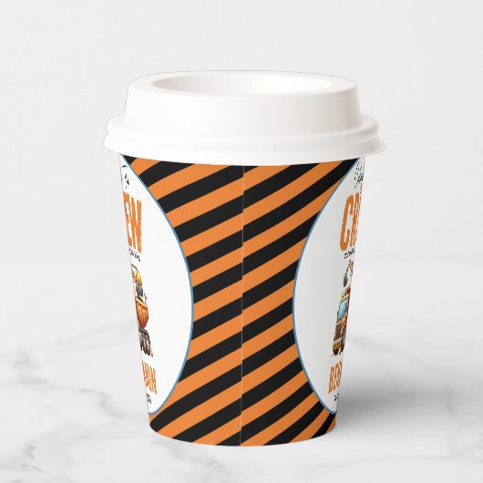 Bouwbemanning dump vrachtwagen jongen 2e verjaarda papieren bekers (Rechts)