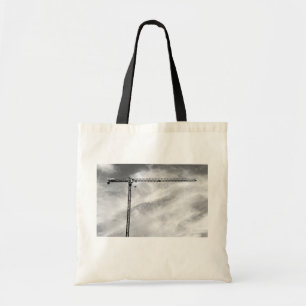 Bouwkraan en Sky Zwart-wit Foto Tote Bag