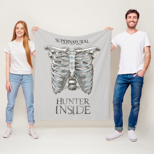 Bovennatuurlijke "Hunter Inside" Ribcage Graphic Fleece Deken (In situ)