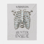 Bovennatuurlijke "Hunter Inside" Ribcage Graphic Fleece Deken (Voorkant)