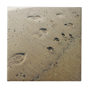 Bovenste uitzicht op het natte zand op het strand tegeltje