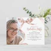 Bow Beige tendance Photo Graduation Invitation (Debout devant)