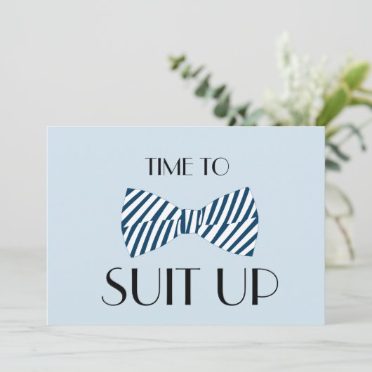 Bow Stropdas Time to Suit Groomsman Invision Card Kaart (Staand voorkant)