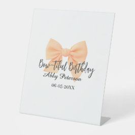 Bow-tiful birthday orange bow name date simple pas reclamebord met voetstuk