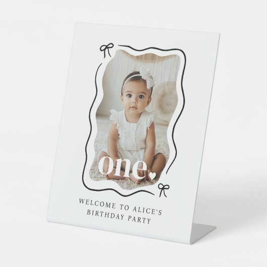 Bow Wavy Border Foto 1e Verjaardag Welkom Sign Reclamebord Met Voetstuk (Voorkant)