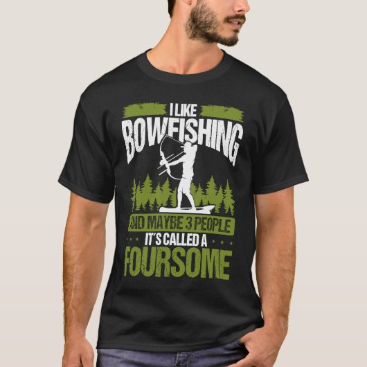 Bowfishing and maybe 3 people Bowfisher Bowhunter T-shirt (Voorkant)