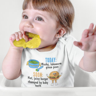 Bowl van groene erwten en een hamburger romper