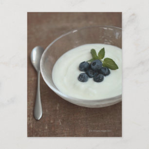 Bowl yoghurt met bosbessen op tafel briefkaart