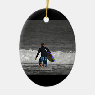 BOY EN ZIJN BOOGIE BOARD KERAMISCH ORNAMENT