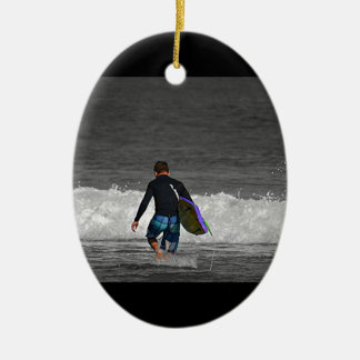 BOY EN ZIJN BOOGIE BOARD KERAMISCH ORNAMENT