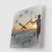 Boy Fishing off Ocean Pier Horloge (Angle)