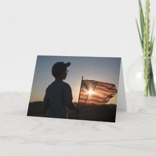Boy Scout houdt Amerikaanse vlag vast Kaart