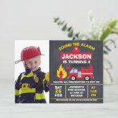 Boys Photo Fire Engine Anniversaire Invitation (Debout devant)