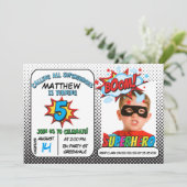 Boys Photo Superhero 5e anniversaire Invitation (Debout devant)