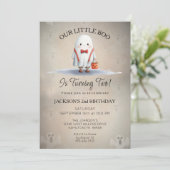 Boy's Second Birthday Party Invitation Kaart (Staand voorkant)