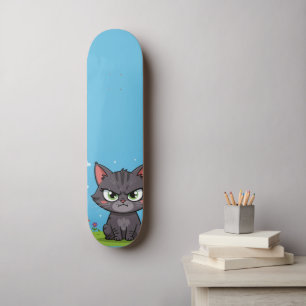 Boze grijze kleine kat skateboard