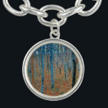 Bracelet Avec Breloques Gustav Klimt Beech<br><div class="desc">Il s'agit d'oeuvres de Gustav Klimt, Beech Grove 1, 1902. Les oeuvres d'art dépeignent une forêt dense de grands bouleaux, minces, aux troncs pâles marqués par des lignes verticales foncées. Le feuillage est dépeint dans les tons bleu, vert et jaune, ajoutant un sens de profondeur et de vibrations à la...</div>