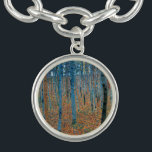 Bracelet Avec Breloques Gustav Klimt Beech<br><div class="desc">Il s'agit d'oeuvres de Gustav Klimt, Beech Grove 1, 1902. Les oeuvres d'art dépeignent une forêt dense de grands bouleaux, minces, aux troncs pâles marqués par des lignes verticales foncées. Le feuillage est dépeint dans les tons bleu, vert et jaune, ajoutant un sens de profondeur et de vibrations à la...</div>