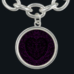 Bracelet Coeur-Charme gothique rond violet et noir<br><div class="desc">Nos belles enveloppes de mariage gothique au coeur rouge et noir sont sombres,  mais jolies avec notre design de défilement artistique. Ils sont conçus dans une collection de plusieurs objets afin que votre mariage entier puisse être coordonné avec le même style !</div>