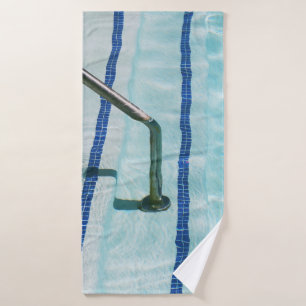 Bracelet noir sur piscine bleue