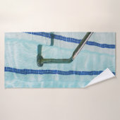 Bracelet noir sur piscine bleue (Serviette de bain)