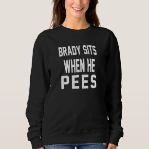 Brady gaat zitten als hij plassen trui