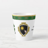 Brady Irish Shield & Tartan gepersonaliseerd Latte Mok (Voorkant)