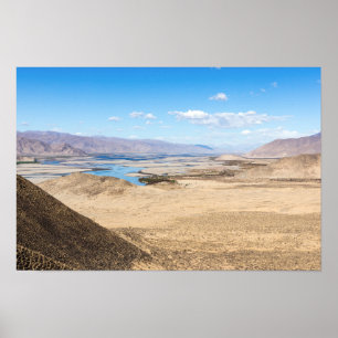 Brahmaputra rivier en woestijnlandschap - Tibet Poster